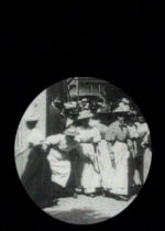 Arbeiter verlassen die Fabrik