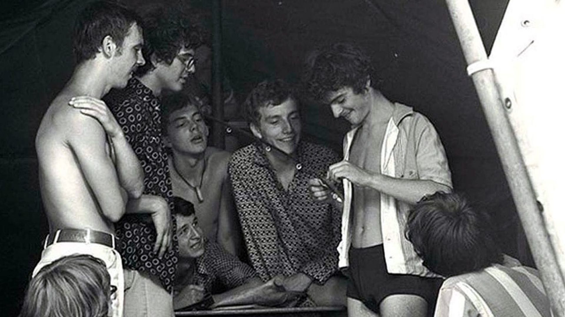 A sípoló macskakö