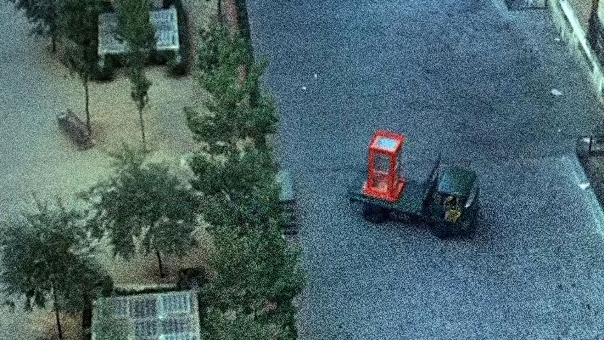 The Telephone Box ( La cabina)