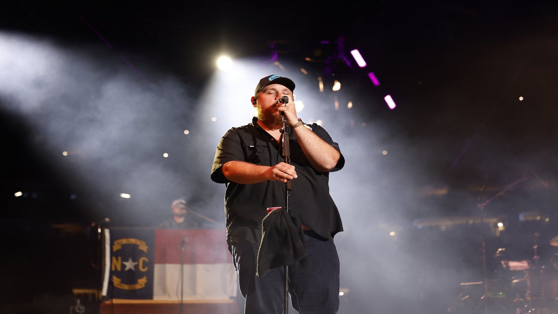 Luke Combs: Dive Bars to Country Star