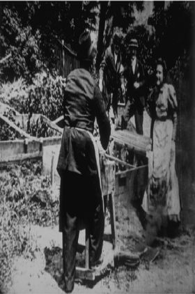 Le rémouleur et lassiette au noir