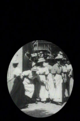 Arbeiter verlassen die Fabrik