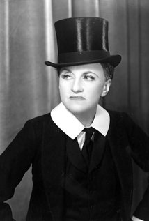 برنده 1 جایزه گلدن گلاب. همچنین 1 جایزه و نامزد دریافت 2 جایزه دیگر.